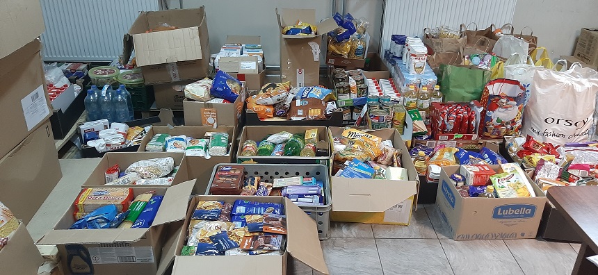zdjęcie przedstwawia przekazane dary podczas Świątecznej zbiórki żywności 2021 r. w Gminie Grudziądz