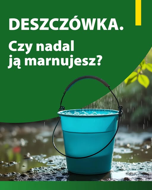 Wiadro z wodą i opady deszczu