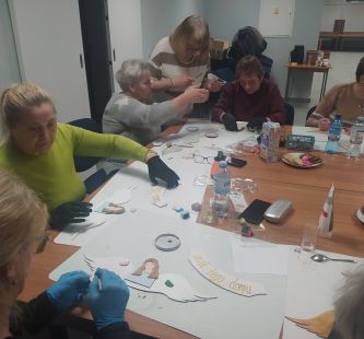 Seniorzy podczas prac