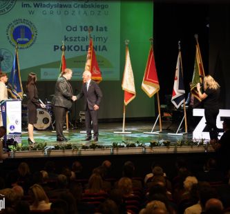 na zdjęciu widać dyrektora szkoły oraz przedstawiciela Urzędu Marszałkowskiego woj. Kuj-Pom na scenie