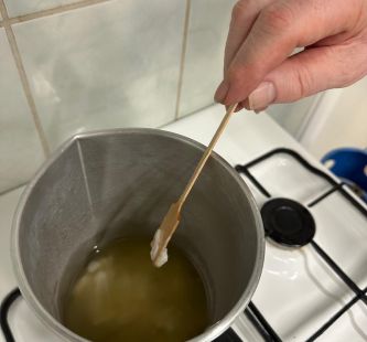 Podgrzewanie wosku w garnku