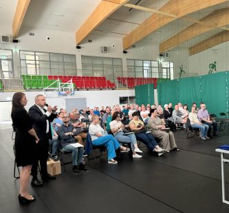 Uczestnicy spotkania informacyjno-konsultacyjnego w Piaskach