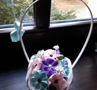 Zdjęcie przedstawia koszyk z kwiatami