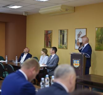 Zdjęcie przedstawia dyrektora GOPS podczas prezentowania podsumowania działalności za rok 2024
