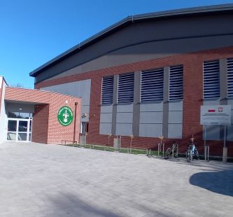 Budynek Szkoły Podstawowej w Piaskach. Miejsce rozgrywek eliminacji gminnych OTWP.