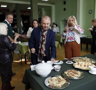 na zdjęciu widać komisję konkursową próbującą potraw