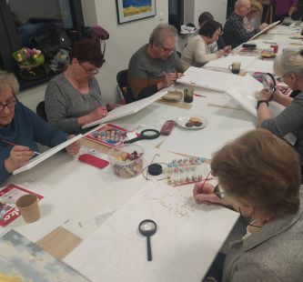 Seniorzy podczas prac