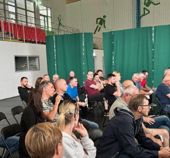 Uczestnicy spotkania informacyjno-konsultacyjnego w Piaskach