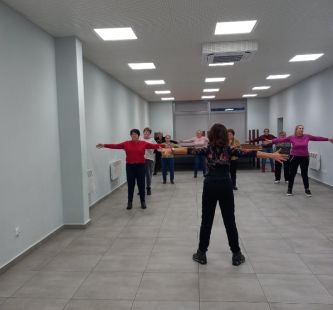 Seniorzy uczestniczą w ćwiczeniach fizycznych