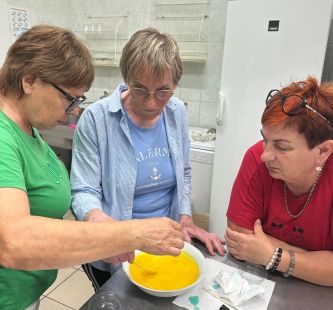 Uczestnicy podczas prac nad świecami