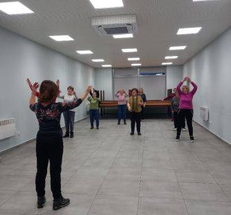 Seniorzy uczestniczą w ćwiczeniach fizycznych