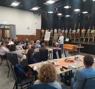 Seniorzy uczestniczący w spotkaniu