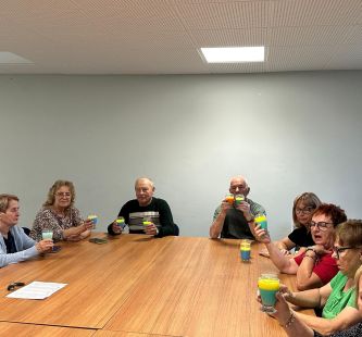Uczestnicy podczas prac nad świecami