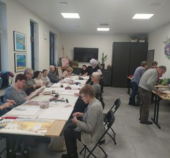 Seniorzy podczas prac