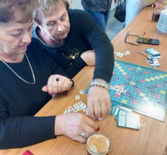 Seniorzy grają w gry planszowe