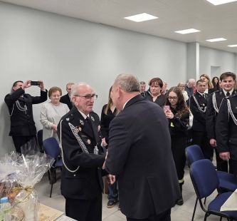 Na zdjęciu Wójt Gminy Grudziądz składa gratulacje druhowi Henrykowi Makowskiemu