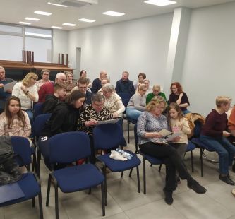 Seniorzy siedzący na krzesłach