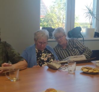 udział w zajęciach rękodzielniczych, dyskusjach, warsztatach florystycznych