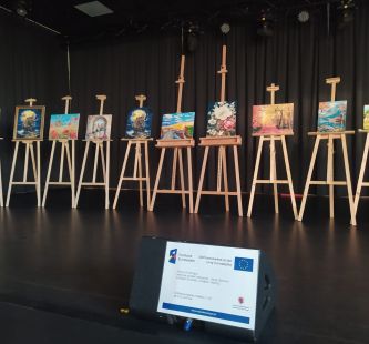 Prezentacja obrazów wykonanych podczas warsztatów rękodzielniczych przez seniorów z Klubu Seniora w Małym Rudniku.