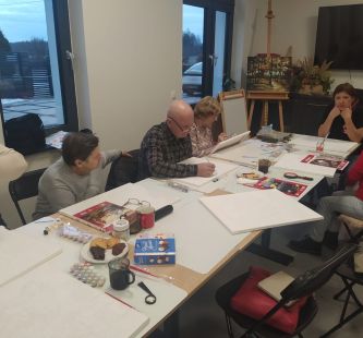 Seniorzy podczas prac