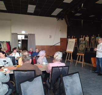 Seniorzy uczestniczący w spotkaniu