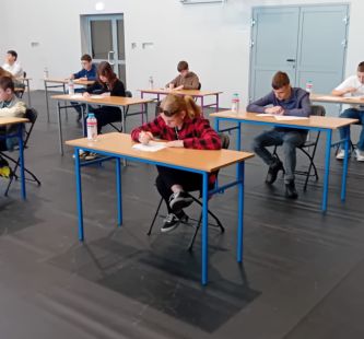 Uczestnicy eliminacji rozwiązujący testy wiedzy.