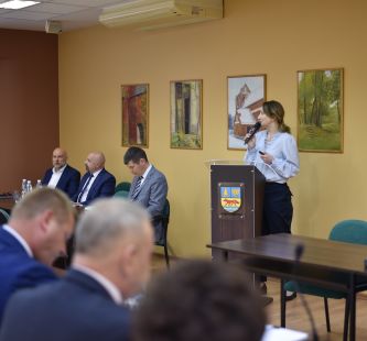Zdjęcie przedstawia dyrektor Gminnej Biblioteki Publicznej w Małym Rudniku podczas prezentowania podsumowania działalności za rok 2024