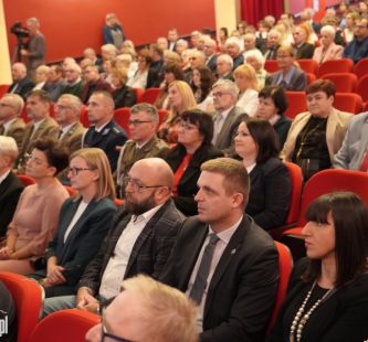 na zdjęciu widać publiczność zgromadzoną w teatrze, w tym sekretarz Gminy Grudziądz