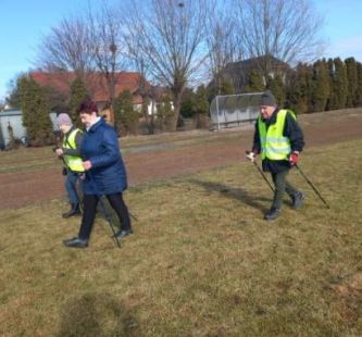 Seniorzy aktywnie na świeżym powietrzu