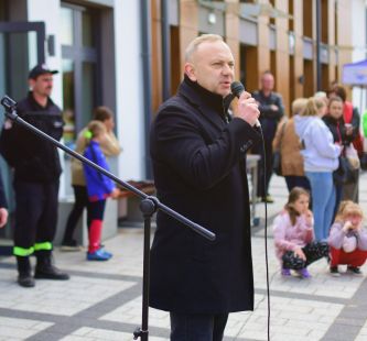 Zdjęcie przedstawia Wójta Gminy Grudziądz otwierającego zawody drużyn OSP.