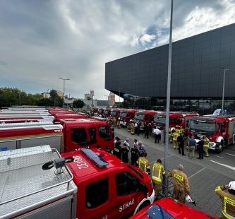 6. Uroczystość przekazania pojazdów dla jednostek OSP w Toruniu. Wręczenie kluczyków dla OSP Szynych.