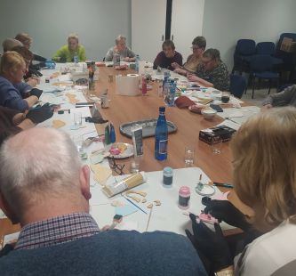 Seniorzy podczas prac