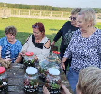 udział w zajęciach rękodzielniczych, dyskusjach, warsztatach florystycznych