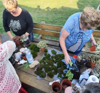 udział w zajęciach rękodzielniczych, dyskusjach, warsztatach florystycznych