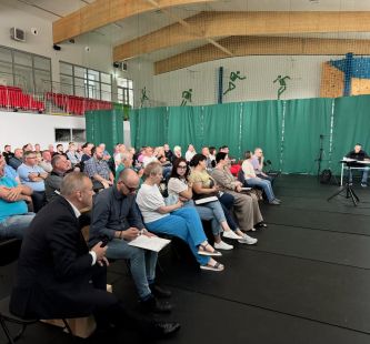 Uczestnicy spotkania informacyjno-konsultacyjnego w Piaskach