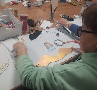 Seniorzy podczas prac