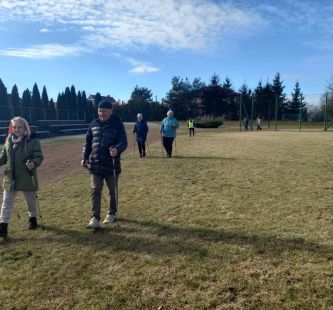 Seniorzy aktywnie na świeżym powietrzu