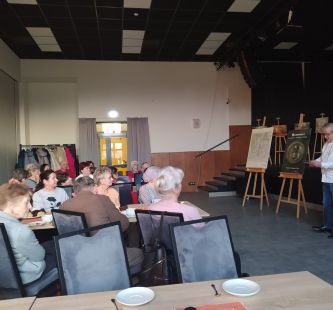 Seniorzy uczestniczący w spotkaniu