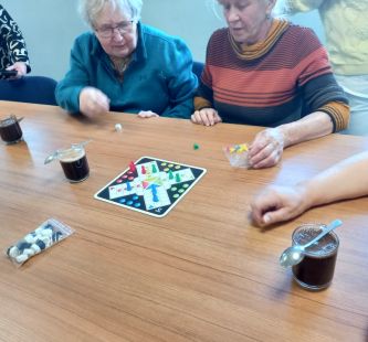 Seniorzy grają w gry planszowe