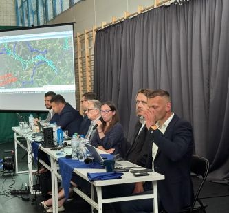 Uczestnicy spotkania informacyjno-konsultacyjnego w Piaskach