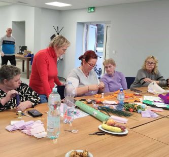 udział w zajęciach rękodzielniczych, dyskusjach, warsztatach florystycznych