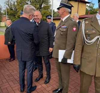 na zdjeciu widać Wójta Gminy Grudziądz witającego się z innymi uczestnikami wydarzenia