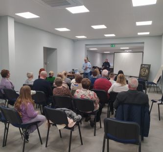 Seniorzy siedzący na krzesłach