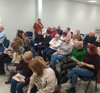 Seniorzy siedzący na krzesłach