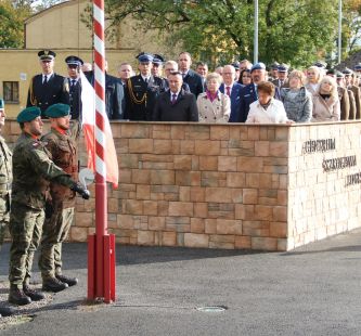 na zdjęciu widać przyblizenie na podium przybyłych gości 