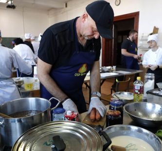 Na zdjęciu widac członka KGW w trakcie pracy