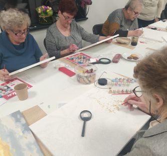 Seniorzy podczas prac