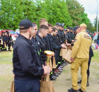 Zdjęcie przedstawia moment wręczenia pucharów oraz nagród dla zwycięskich drużyn.