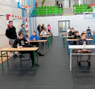 Uczestnicy, opiekunowie, rodzice podczas finału ustnego konkursu.