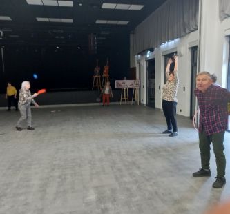 Ćwiczenia uczestników na sali